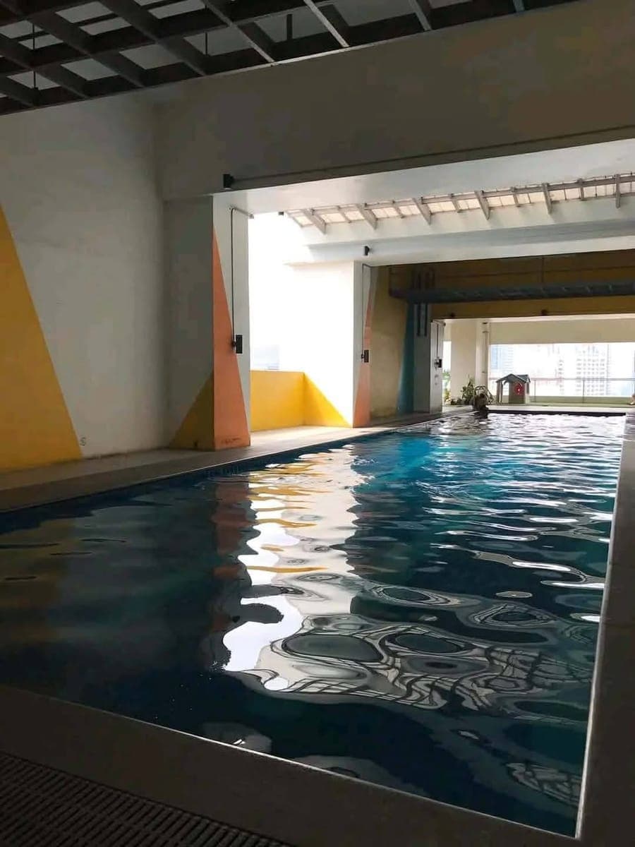 For rent studio unit with balcony, semi furnished on 43rd floor. For long term @VDM acessible to tom... - photo 4