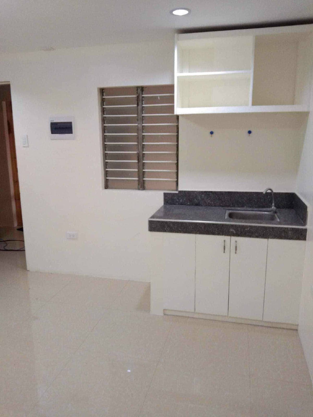 A spacious studio for rent in a clean, quiet  and secured environment near St. Martin's Cafe. - photo 1