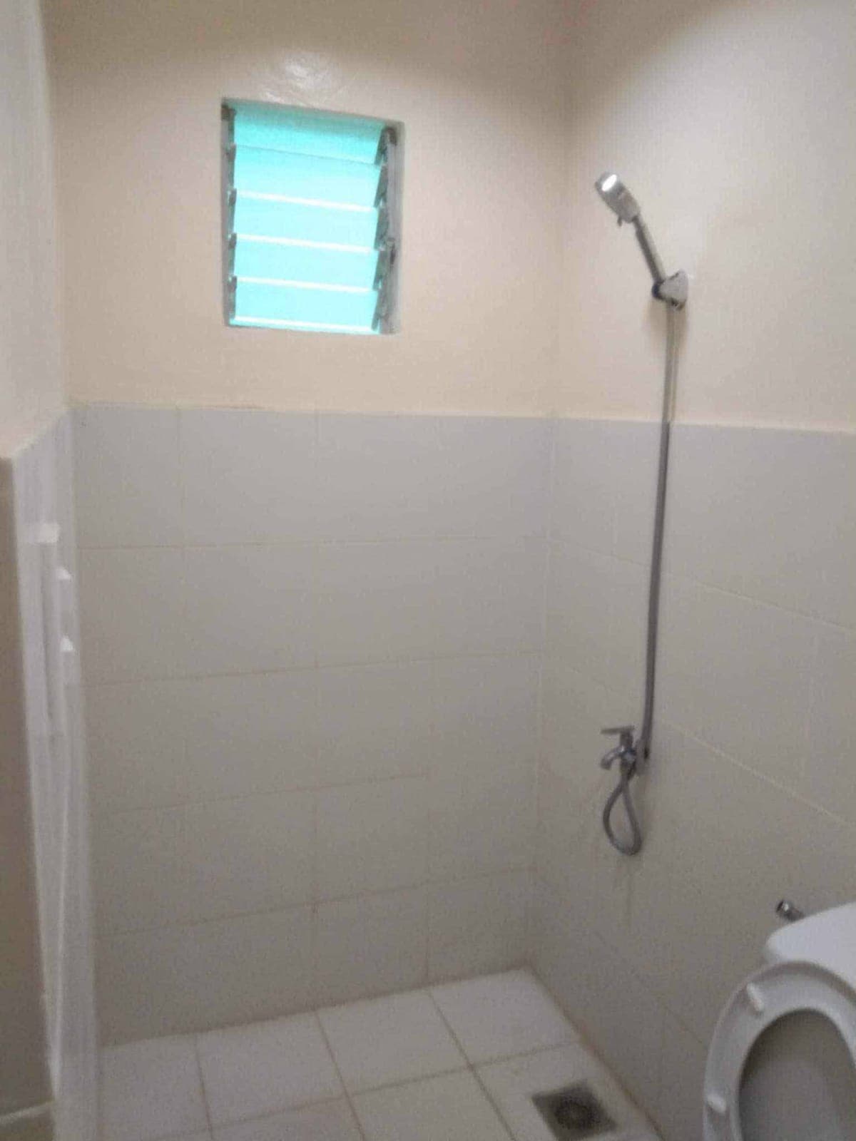 A spacious studio for rent in a clean, quiet  and secured environment near St. Martin's Cafe. - photo 3