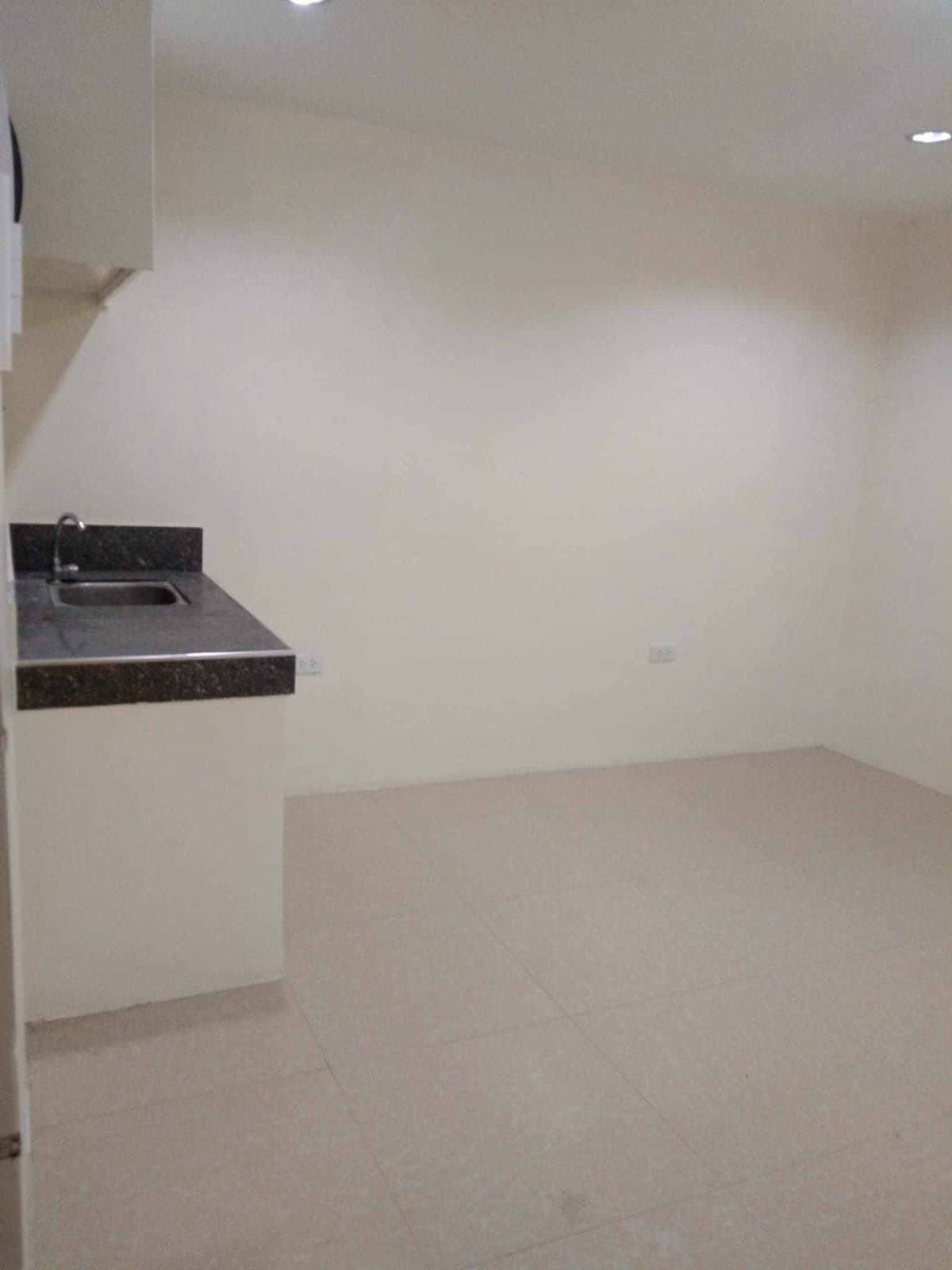 A spacious studio for rent in a clean, quiet  and secured environment near St. Martin's Cafe. - photo 4