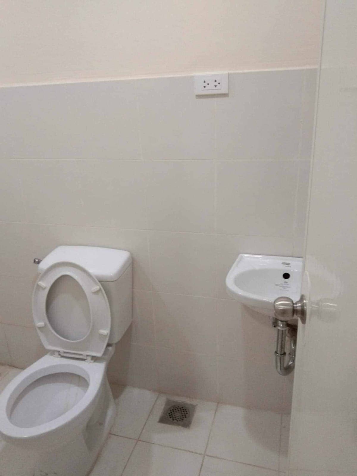 A spacious studio for rent in a clean, quiet  and secured environment near St. Martin's Cafe. - photo 5