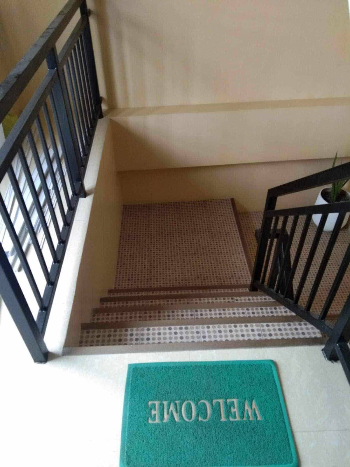 A spacious studio for rent in a clean, quiet  and secured environment near St. Martin's Cafe. - photo 9