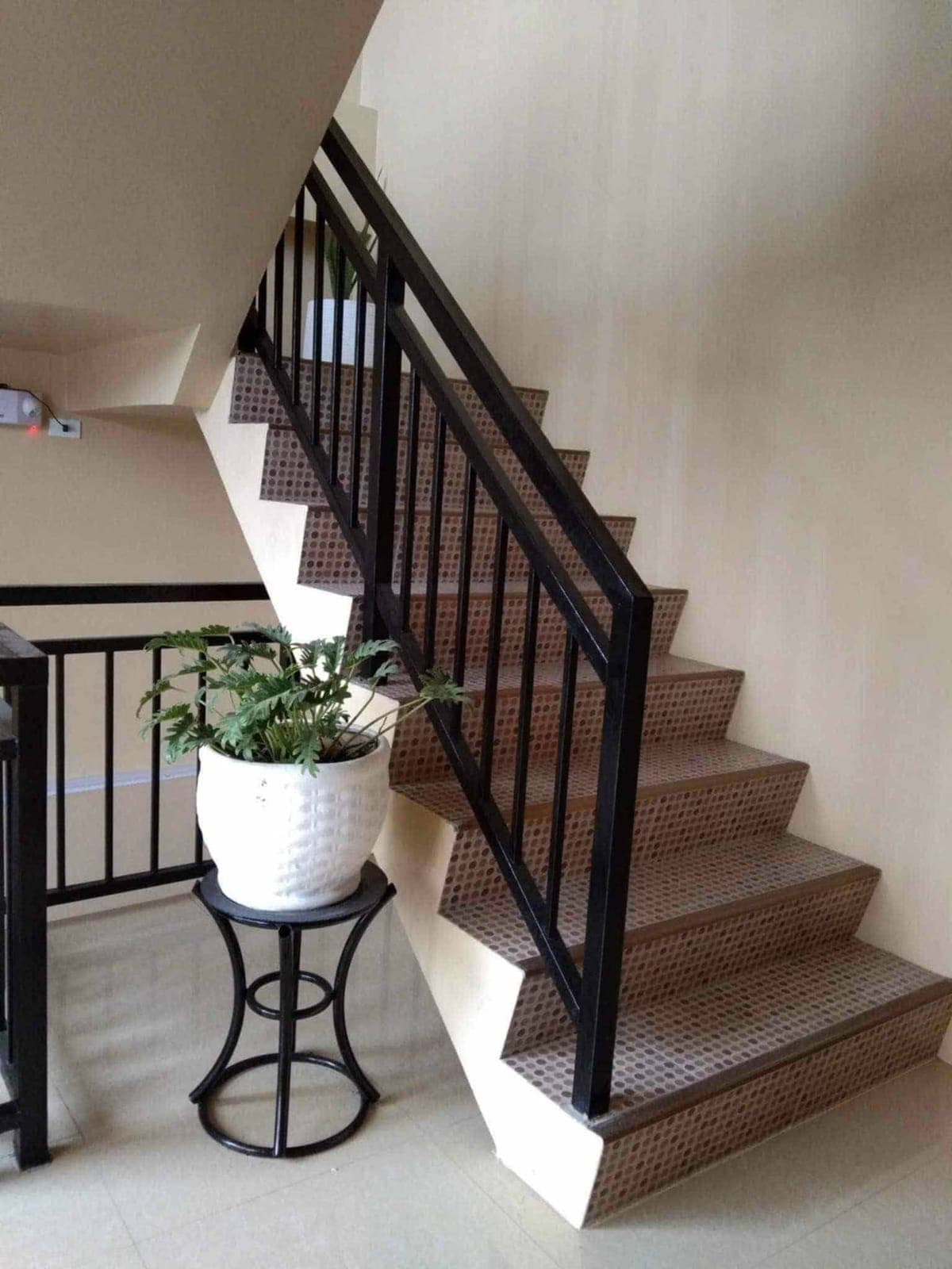 A spacious studio for rent in a clean, quiet  and secured environment near St. Martin's Cafe. - photo 10