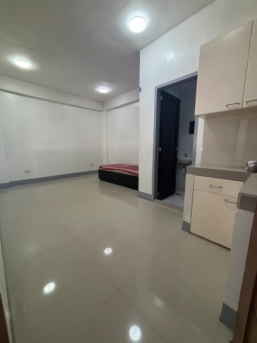 Unit for rent 3rdflr 11,000 monthly - photo 2