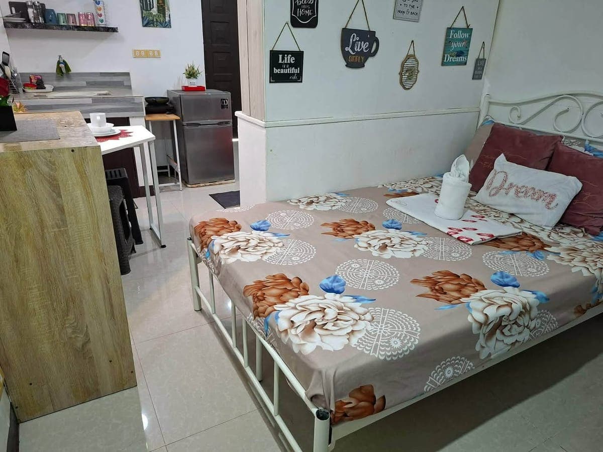 Affordable studio living with balcony—perfect for city dwellers! - photo 1