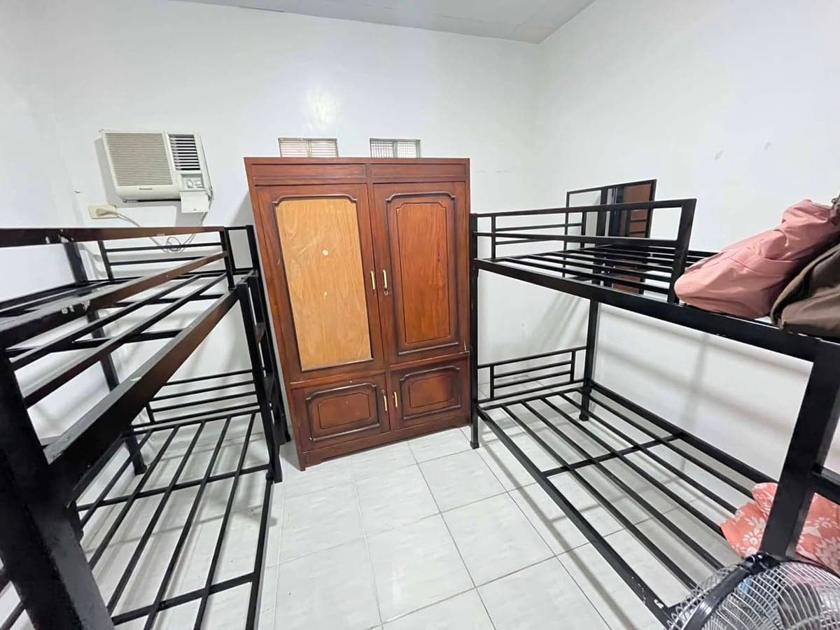 2 upperbunk bedspace available - photo 1