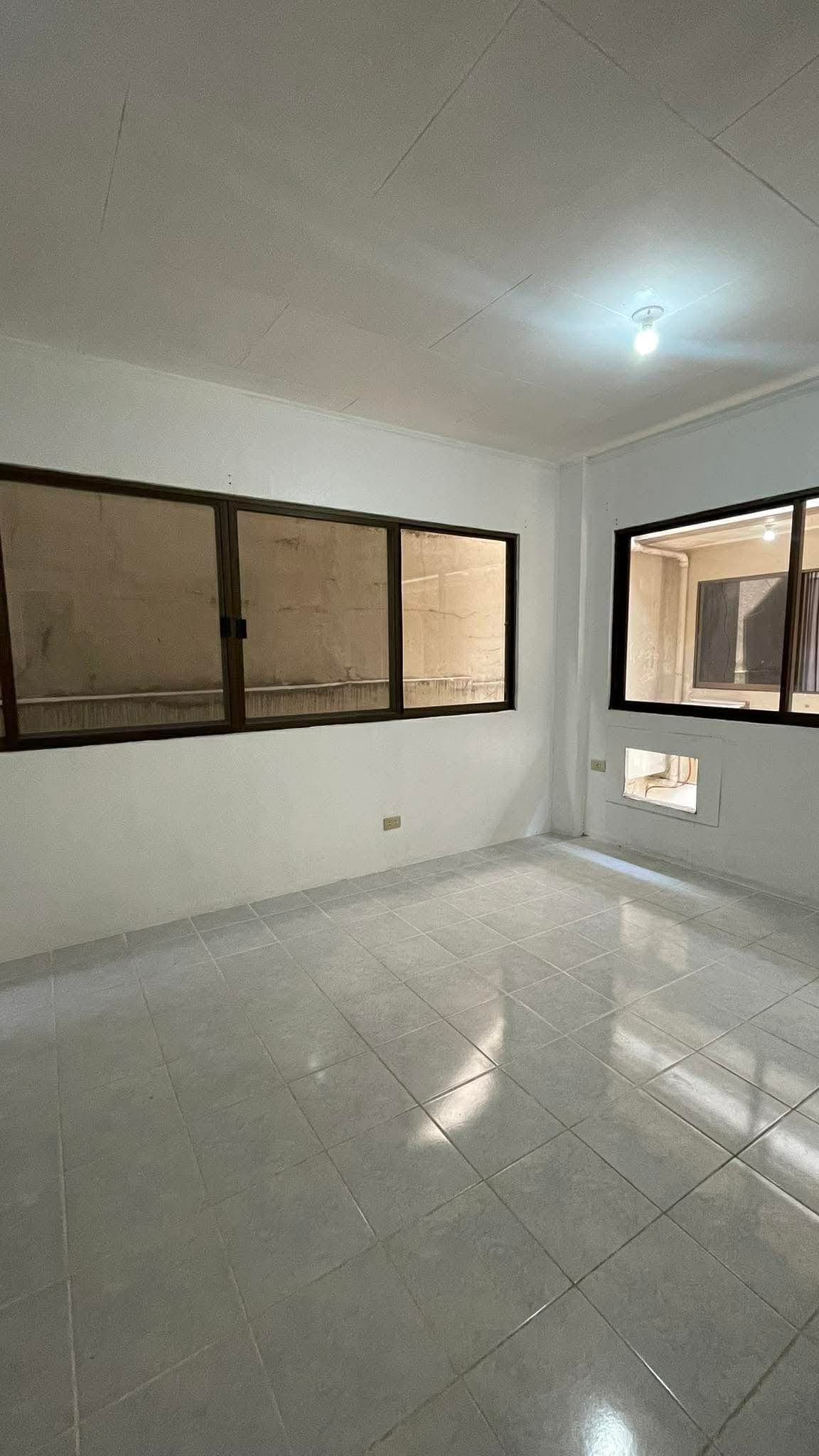 LAHUG'S HIDDEN GEM: 2BR Family Home! 🌟 - photo 1