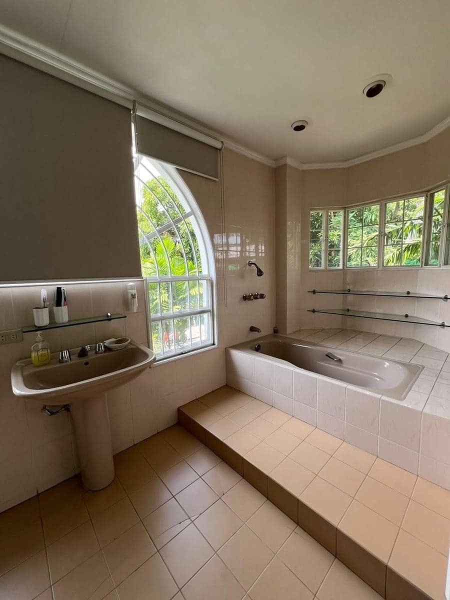 🏡✨ **LIVE IN LUXURY AT AYALA ALABANG VILLAGE!** ✨🏡 - photo 4