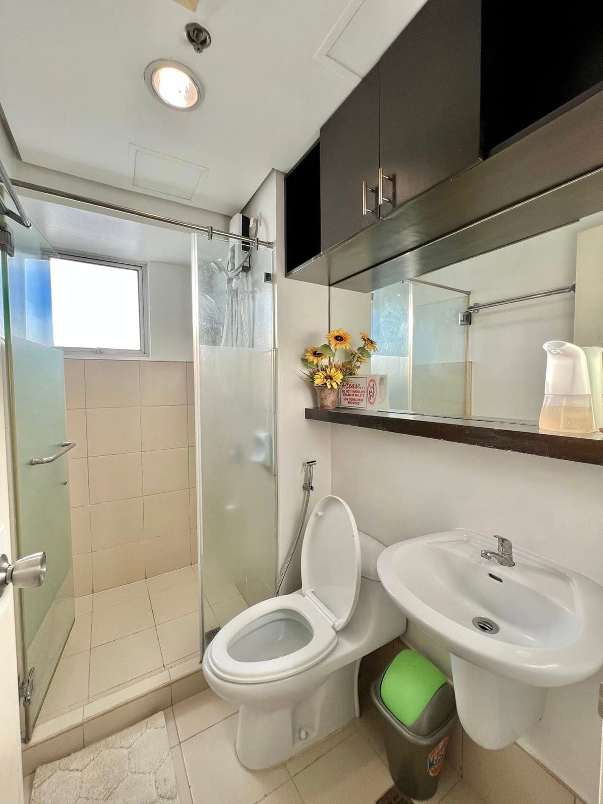 1BR FURNISHED UNIT across Sugbo Mercado it park and 2mins walk to Ayala central bloc - photo 1