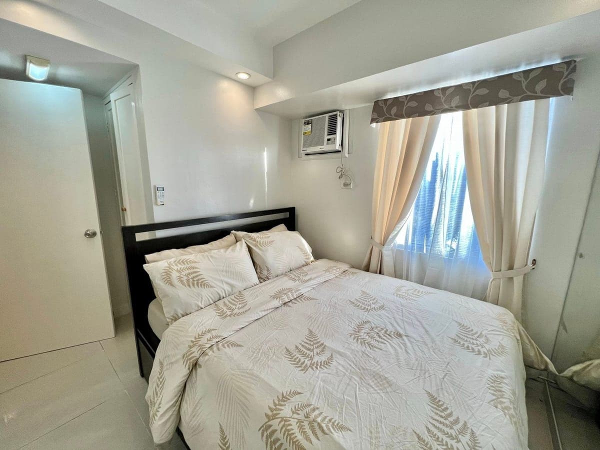 1BR FURNISHED UNIT across Sugbo Mercado it park and 2mins walk to Ayala central bloc - photo 2