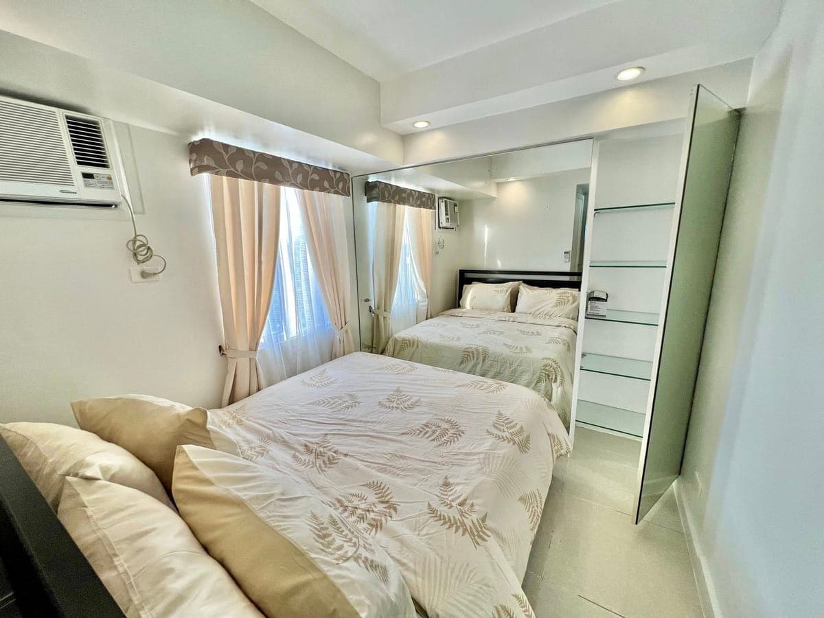1BR FURNISHED UNIT across Sugbo Mercado it park and 2mins walk to Ayala central bloc - photo 3