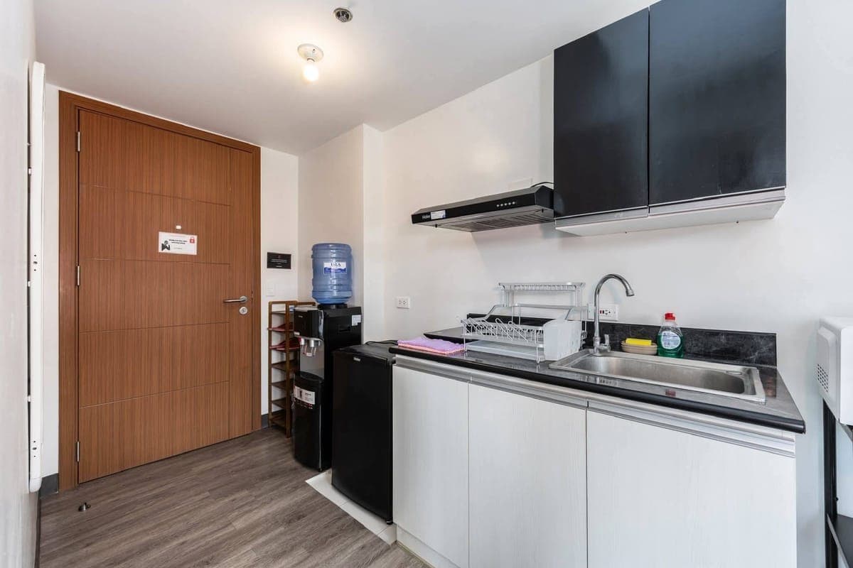 Furnished Studio w/ Balcony for Rent - photo 3