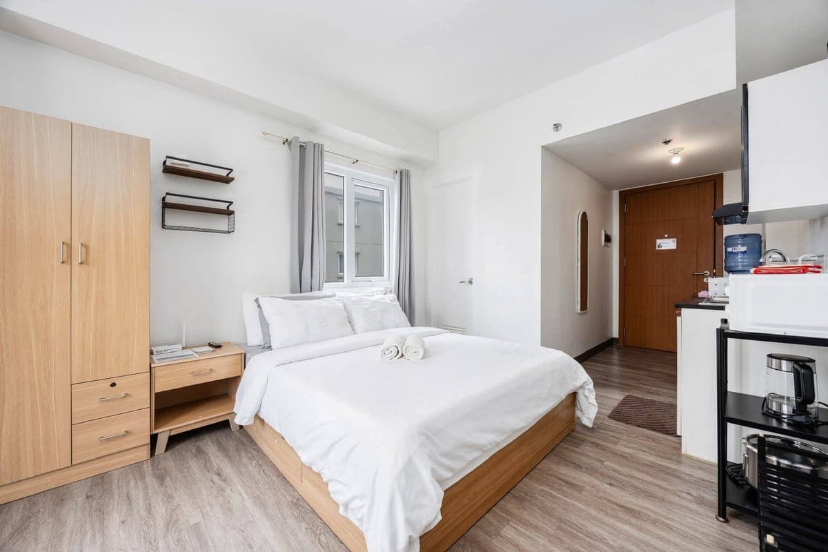 Furnished Studio w/ Balcony for Rent - photo 4