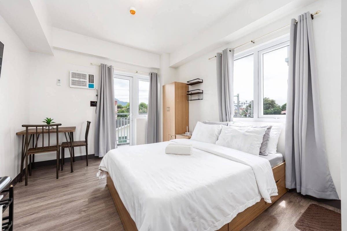 Furnished Studio w/ Balcony for Rent - photo 5