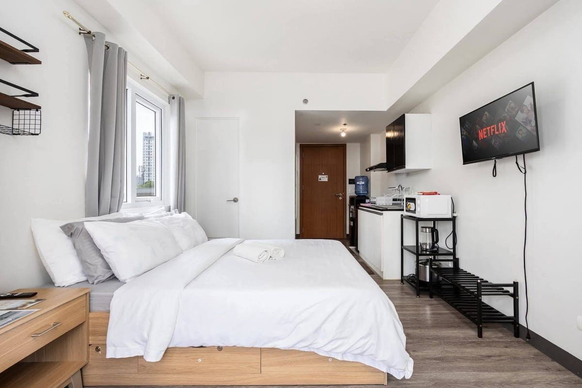 Furnished Studio w/ Balcony for Rent - photo 6