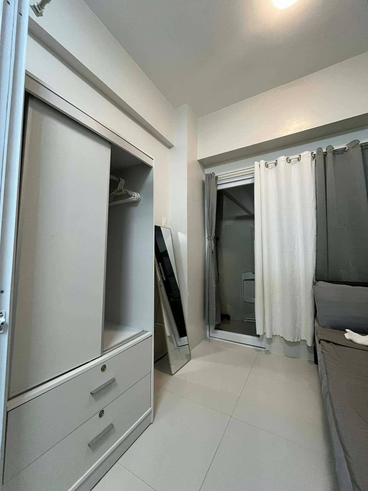 DL 🏢 FOR RENT | 1BR with Balcony – Primeworld Mactan - photo 1