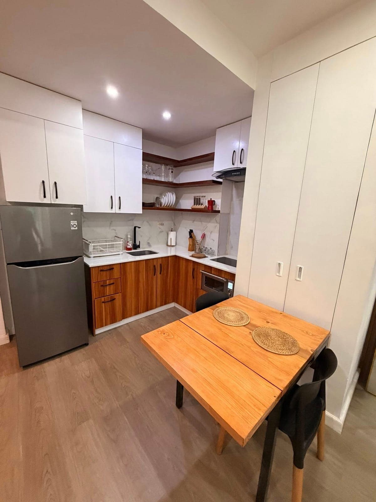 For RENT: 68sqm 1 Bedroom Condo with Spacious Balcony! ❤ - photo 2