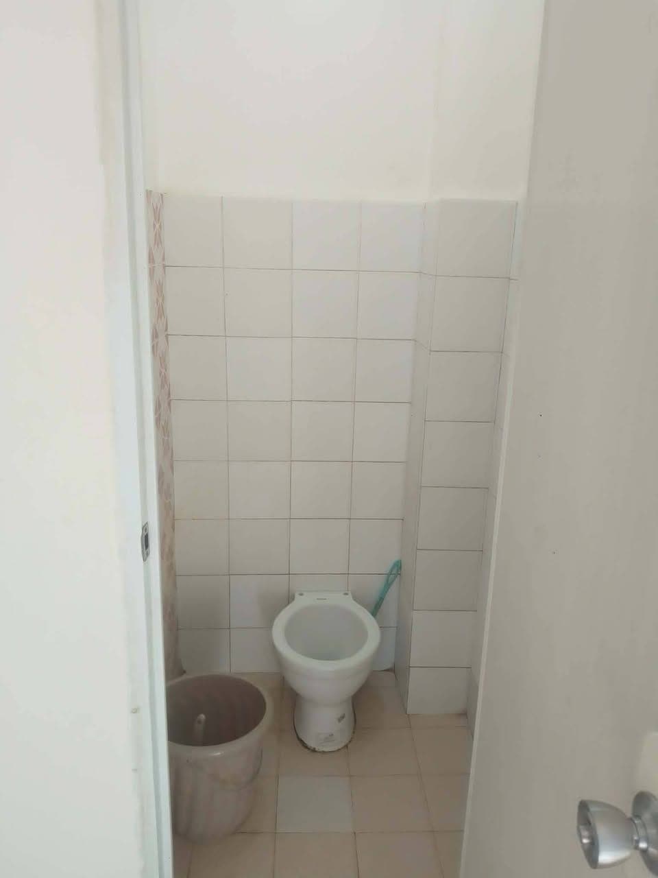 Room 4 Rent Available (Student Renter or professionals) - photo 4