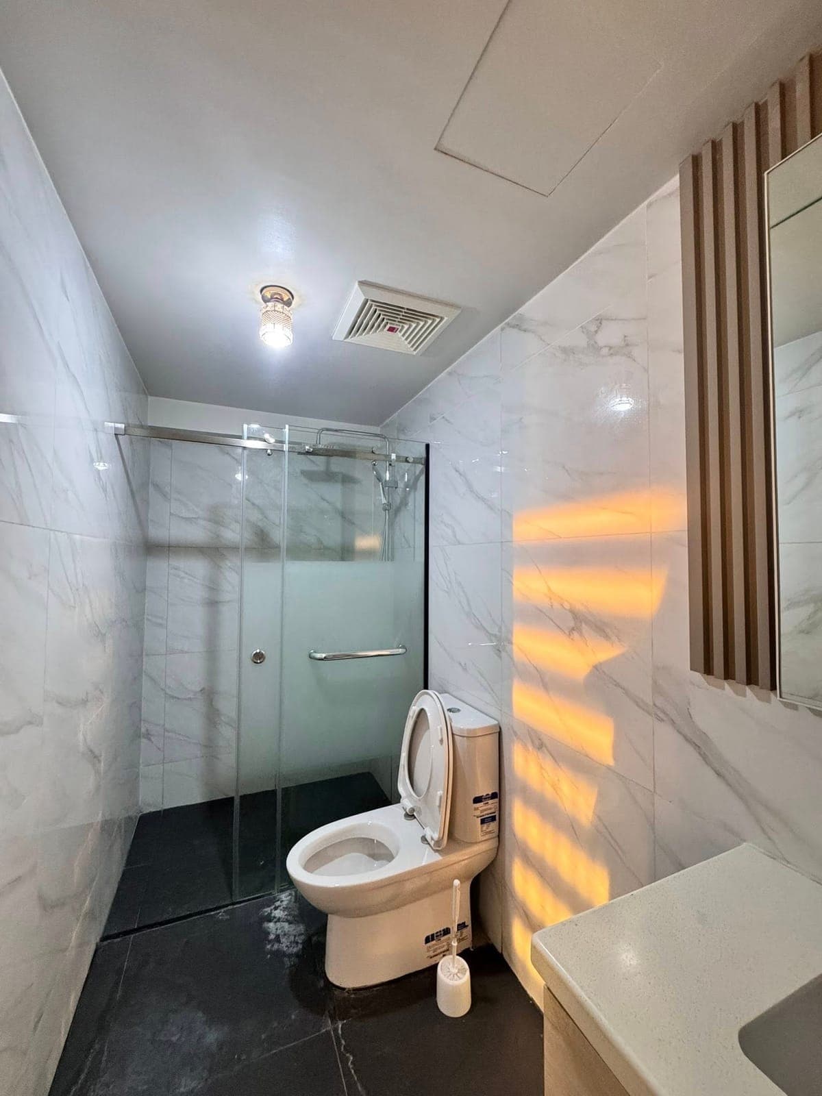 🏢 FOR RENT: Stylish 2-Bedroom Loft at Mandani Bay Suites 🌇 - photo 3