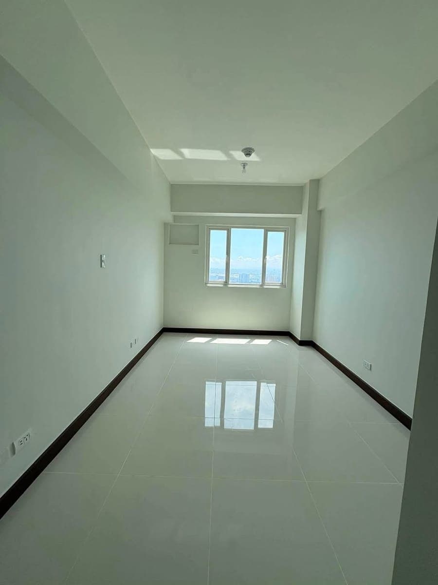 Quantum residences buendia. Studio bare for rent. 15k only. Long term. 2+1 terms.-09321744109-viber/whatsapp - photo 1