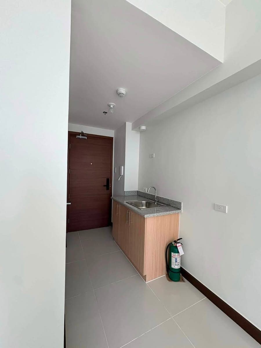 Quantum residences buendia. Studio bare for rent. 15k only. Long term. 2+1 terms.-09321744109-viber/whatsapp - photo 3