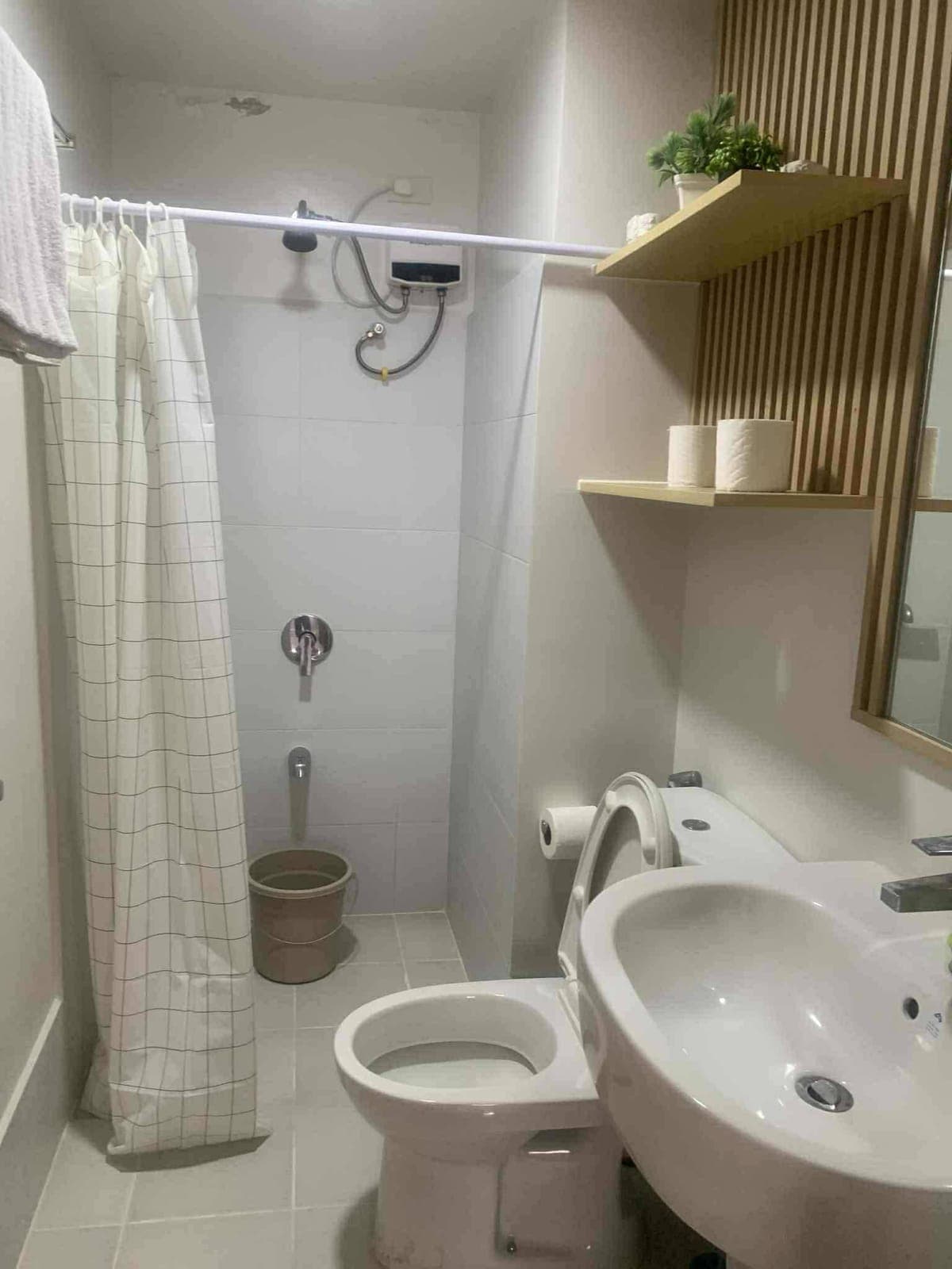 Taft East Gate available studio unit 25k/monthly inclusive condo dues. 😊 - photo 1