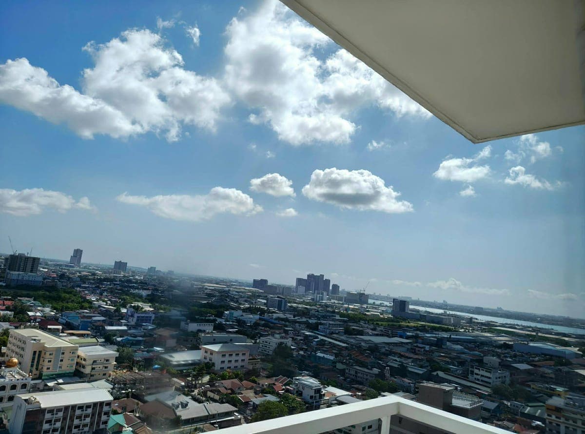 CONDO NEAR AYALA , SM,  LANDERS, BONIFACIO DISTRICT - photo 1