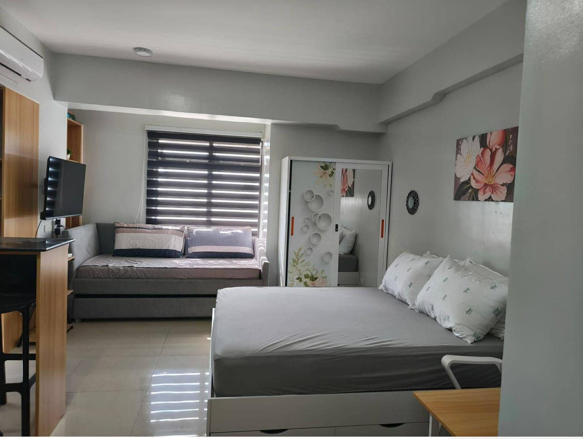 CONDO NEAR AYALA , SM,  LANDERS, BONIFACIO DISTRICT - photo 2