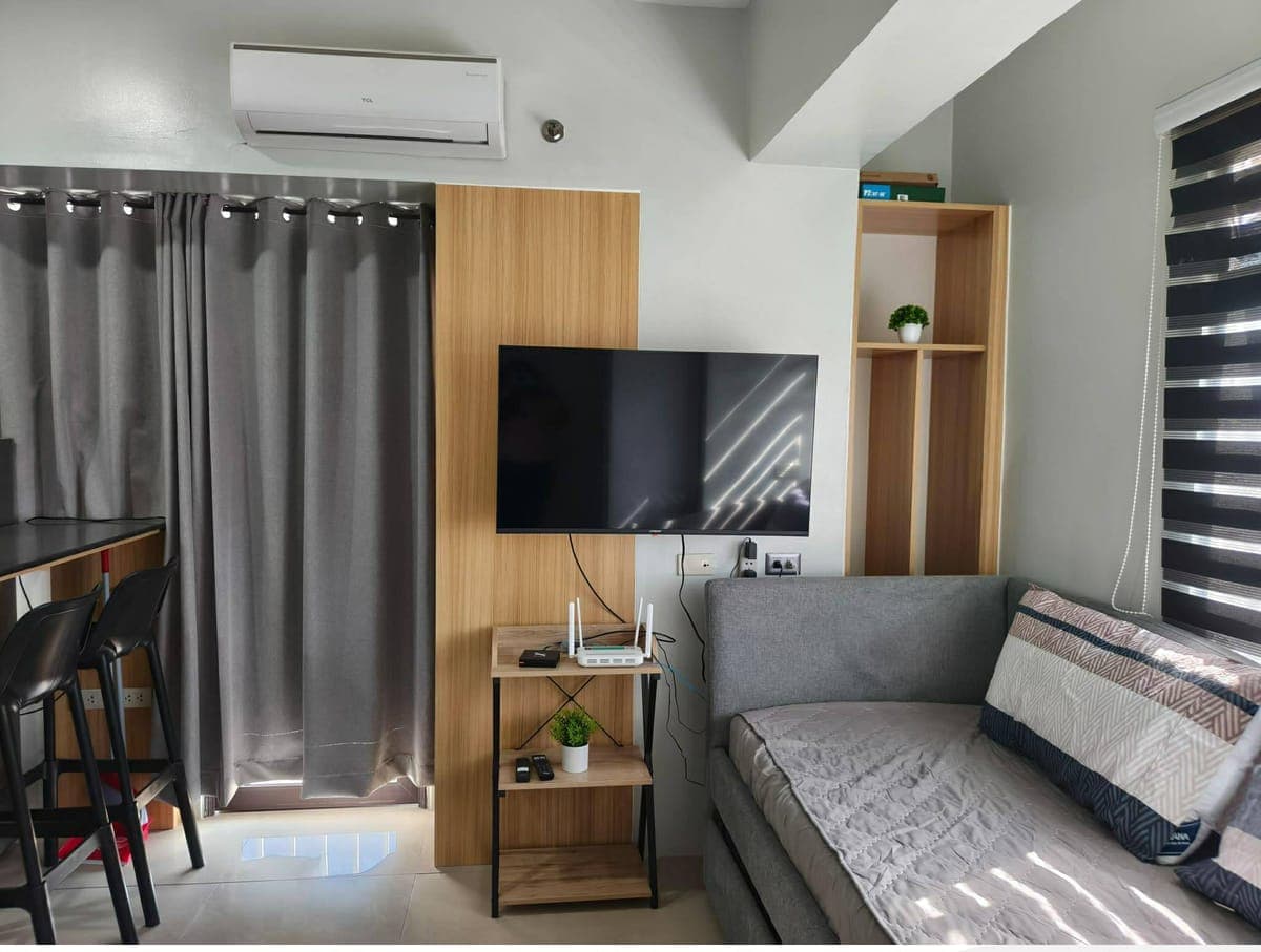 CONDO NEAR AYALA , SM,  LANDERS, BONIFACIO DISTRICT - photo 3