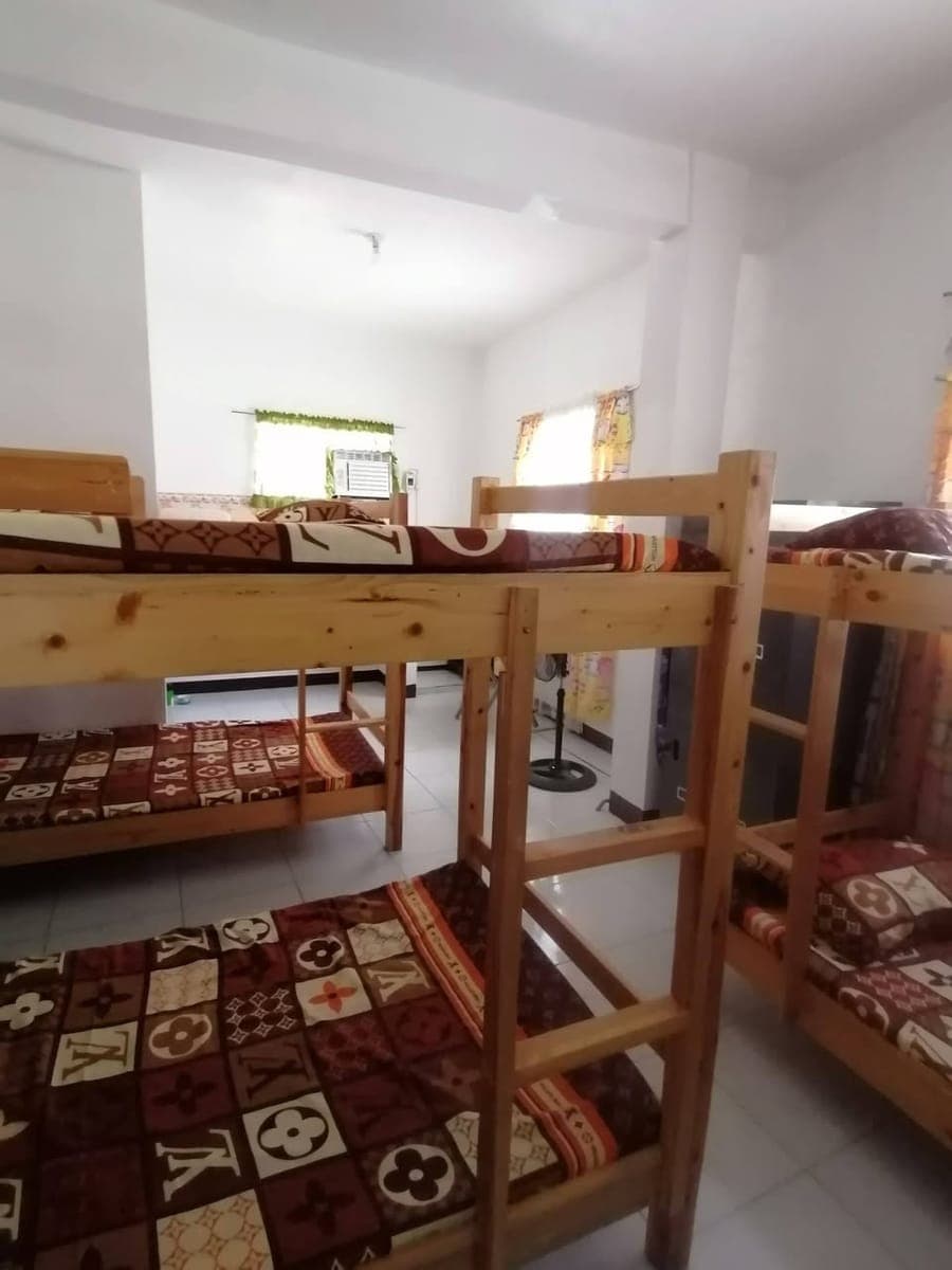 Male bedspace available for rent 2800 all in kasama na tubig at kuryente Located in South Signal Vil... - photo 2