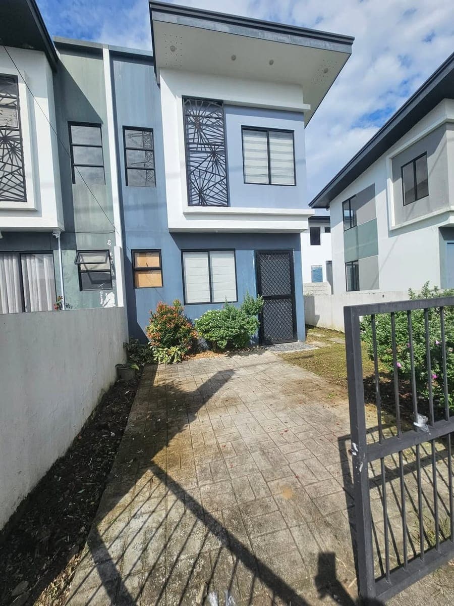 🏡 FOR RENT CALISTA END UNIT - photo 1