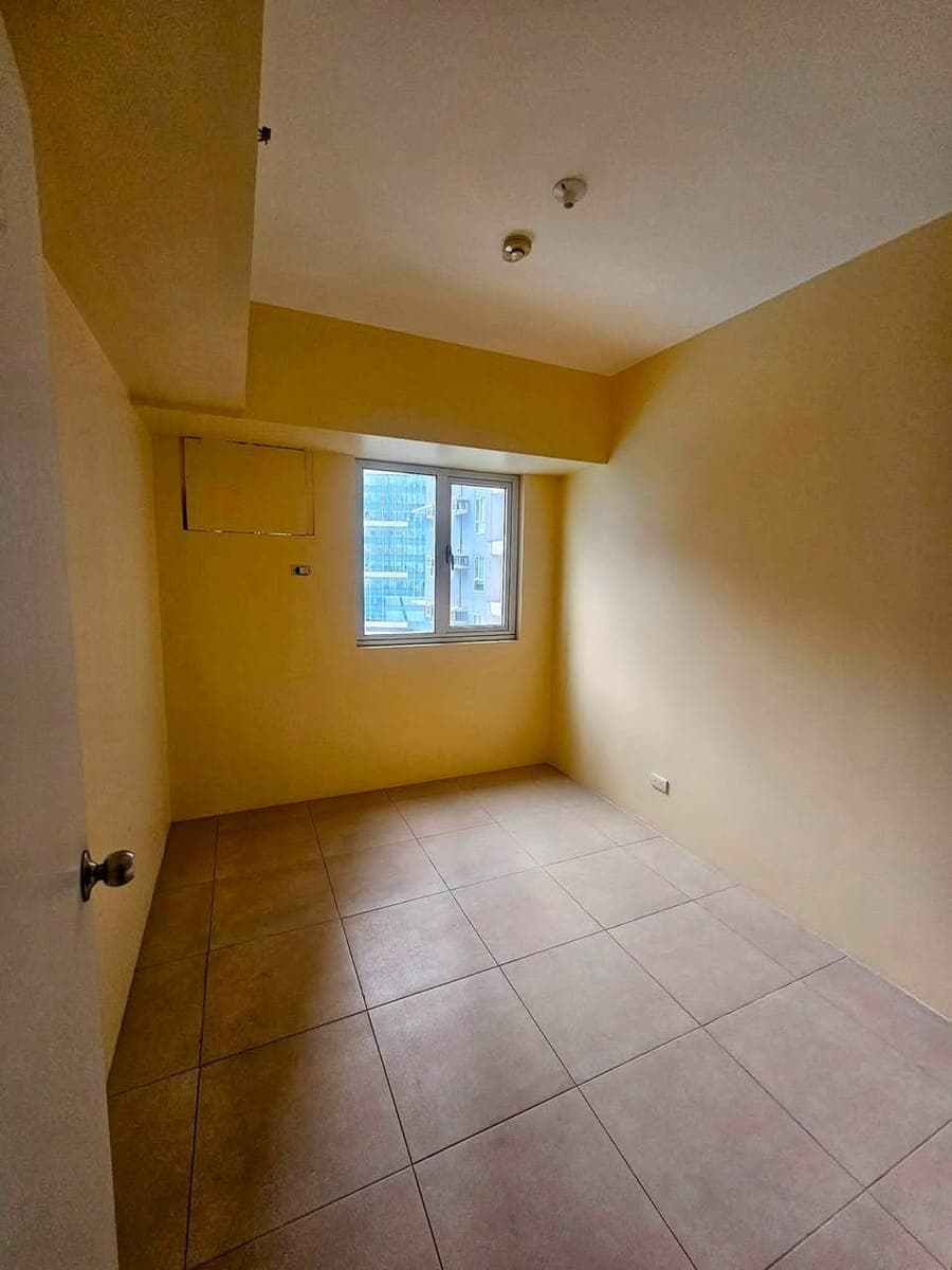 🏙️ FOR LEASE – 2BR + Utility Room - photo 4