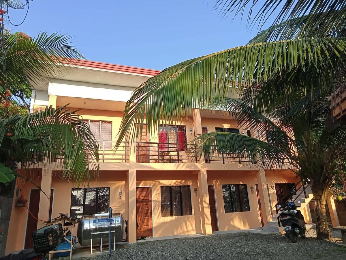 Looking for a safe, clean, and comfortable place to stay near the city? - photo 1