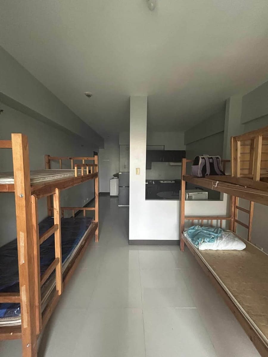I’m looking for 2 female roommates who are: - photo 1