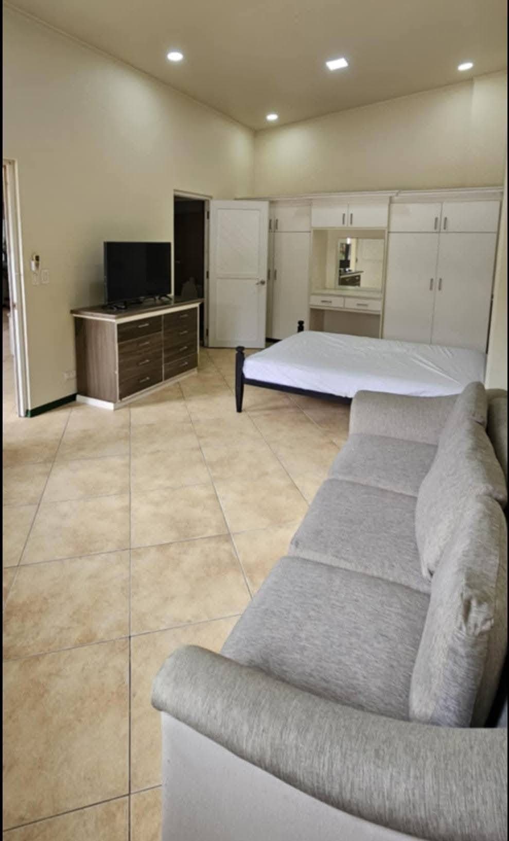 FULLY FURNISHED 1- BEDROOM APARTMENT WITH PARKING FOR RENT - photo 1