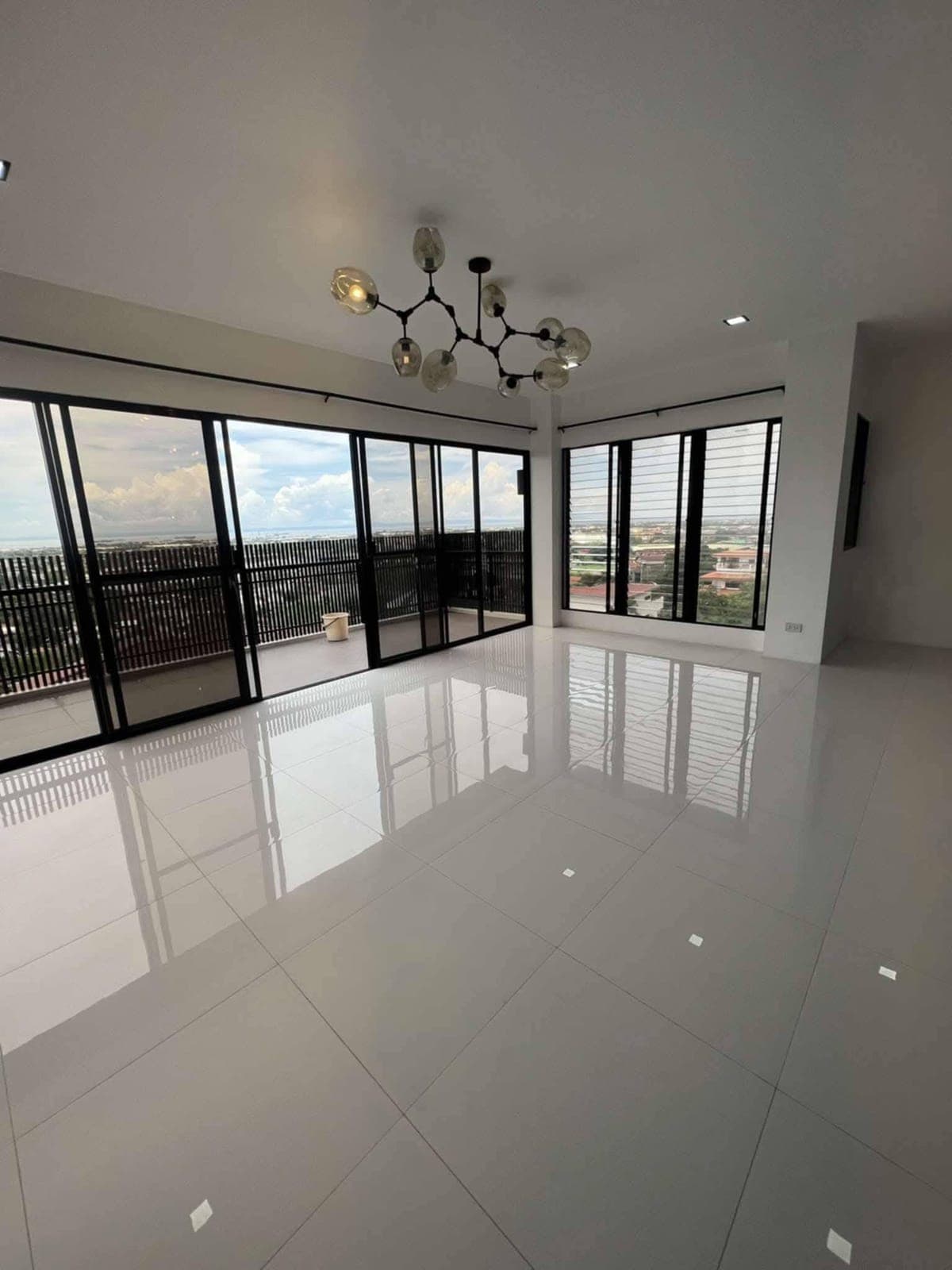 Direct 📩 🌟 Overlooking House For Sale or For Rent in Vista Grande Talisay Cebu 🌟 - photo 1