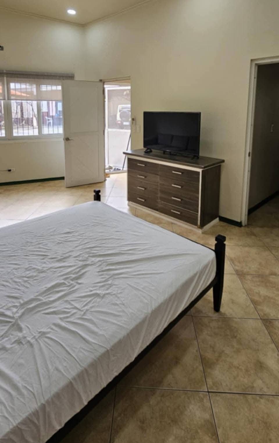 FULLY FURNISHED 1- BEDROOM APARTMENT WITH PARKING FOR RENT - photo 4