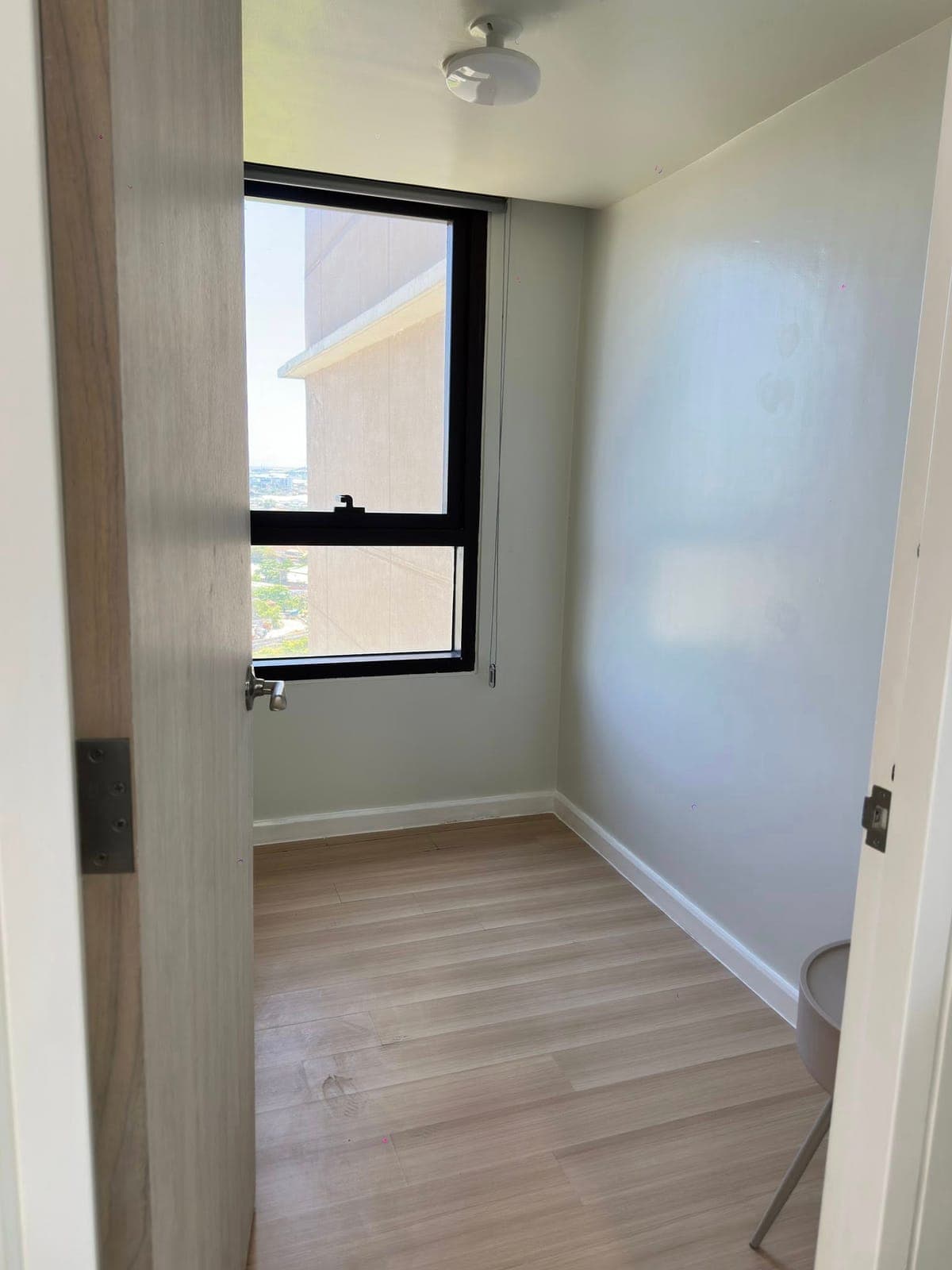 1 BR CORNER FOR RENT ₱40k Include Condo dues ( 57.23 sqm) with extra room - photo 2