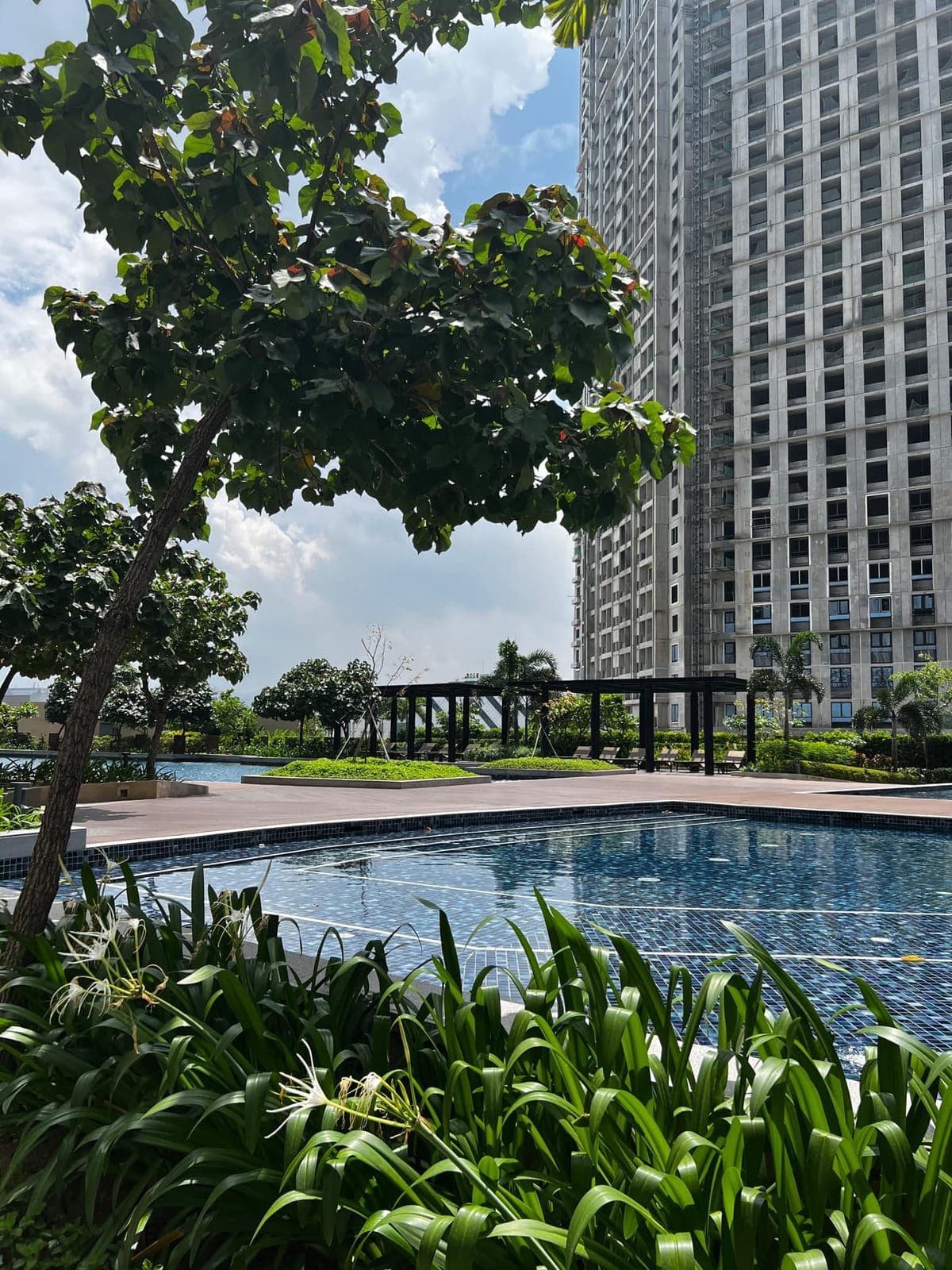 Mandani Bay Studio unit available for rent fully furnished with seaview . Pm if interested - photo 1