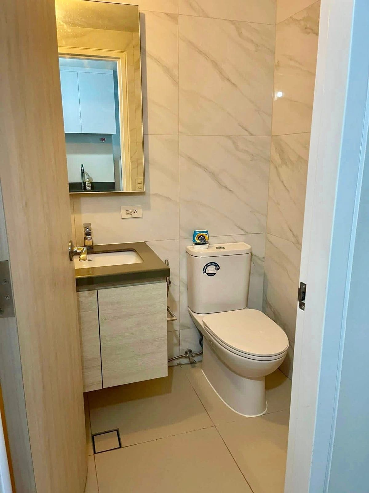 MANDANI STUDIO  SEA VIEW FOR RENT At ₱25k Including condo Association Dues - photo 2