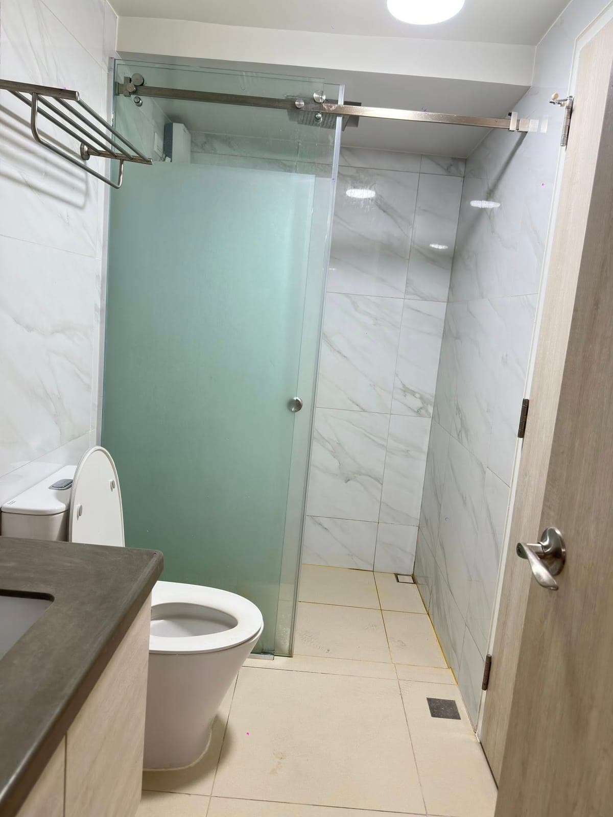 1 BR CORNER FOR RENT ₱40k Include Condo dues ( 57.23 sqm) with extra room - photo 1