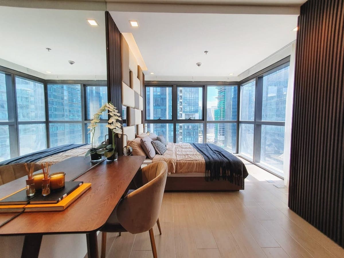 FOR LEASE: 𝗨𝗽𝘁𝗼𝘄𝗻 𝗥𝗶𝘁𝘇 𝗥𝗲𝘀𝗶𝗱𝗲𝗻𝗰𝗲𝘀 𝟮𝗕𝗥 + 𝗠𝗮𝗶𝗱'𝘀 𝗥𝗼𝗼𝗺 𝘄𝗶𝘁𝗵 𝗣𝗮𝗿𝗸𝗶𝗻𝗴 - photo 1