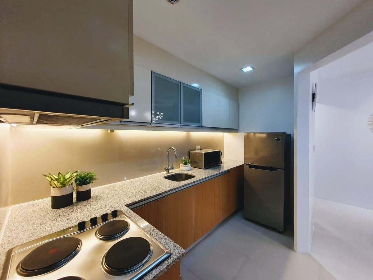 FOR LEASE: 𝗨𝗽𝘁𝗼𝘄𝗻 𝗥𝗶𝘁𝘇 𝗥𝗲𝘀𝗶𝗱𝗲𝗻𝗰𝗲𝘀 𝟮𝗕𝗥 + 𝗠𝗮𝗶𝗱'𝘀 𝗥𝗼𝗼𝗺 𝘄𝗶𝘁𝗵 𝗣𝗮𝗿𝗸𝗶𝗻𝗴 - photo 5