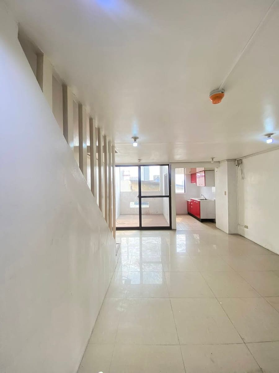 # **2 Bedroom unit w Balcony for rent.** - photo 1