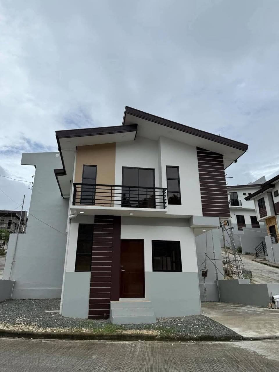 🏡 FOR RENT: Single Detached Corner House with Balcony - photo 1