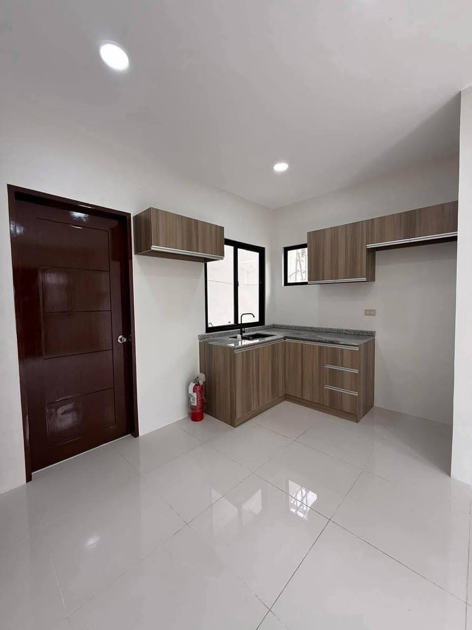 🏡 FOR RENT: Single Detached Corner House with Balcony - photo 2