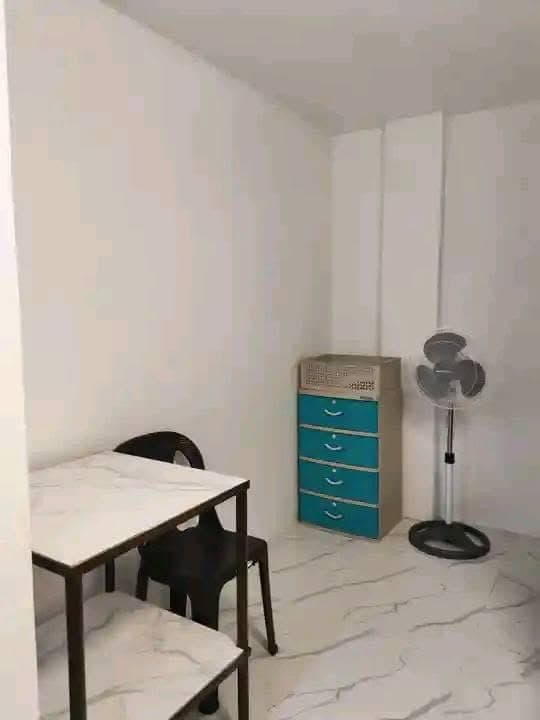 Room for rent along c5 ,malapit sa bgc,market,sm aura ,paunahan nlng po. 2nd floor .4k only . - photo 1
