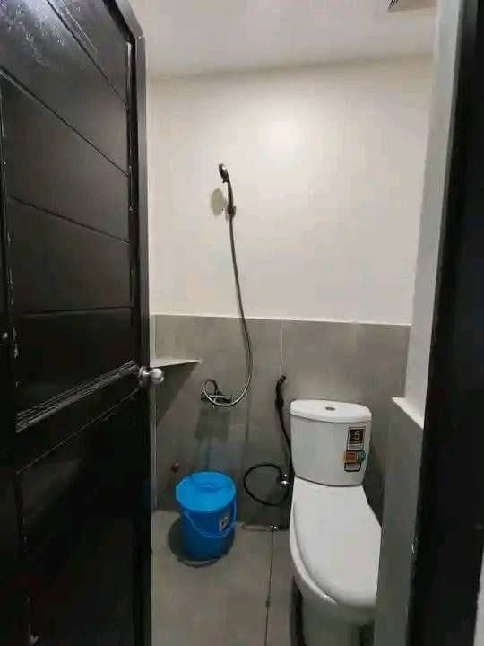 Room for rent along c5 ,malapit sa bgc,market,sm aura ,paunahan nlng po. 2nd floor .4k only . - photo 2