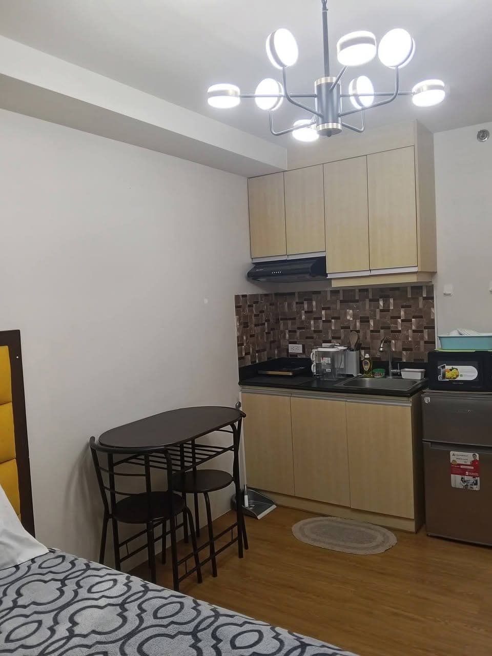 Studio Unit for rent Near Cebu doc, Chong hua and Sotto very accessible going to Colon and Schools i... - photo 5