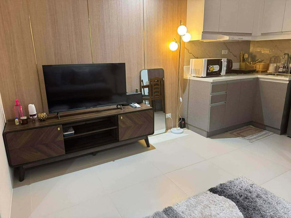 The most sought-after condominium in uptown is here! Close to everything that matters. - photo 2